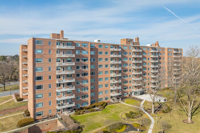Eleven Slade Apartments in Pikesville, MD - Building Photo - Building Photo