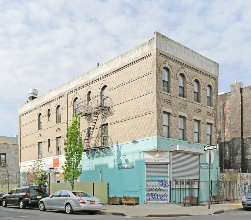 112 Harrison Pl in Brooklyn, NY - Building Photo