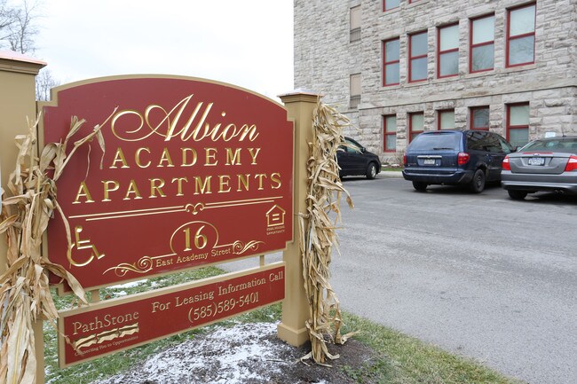 Albion Academy Apartments in Albion, NY - Foto de edificio - Building Photo