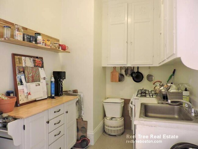 2 Ware St, Unit 403 in Cambridge, MA - Building Photo - Building Photo