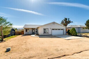 61819 Petunia Dr in Joshua Tree, CA - Building Photo