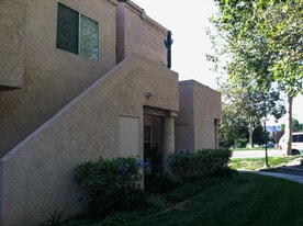 24401 Valle Del Oro in Santa Clarita, CA - Building Photo