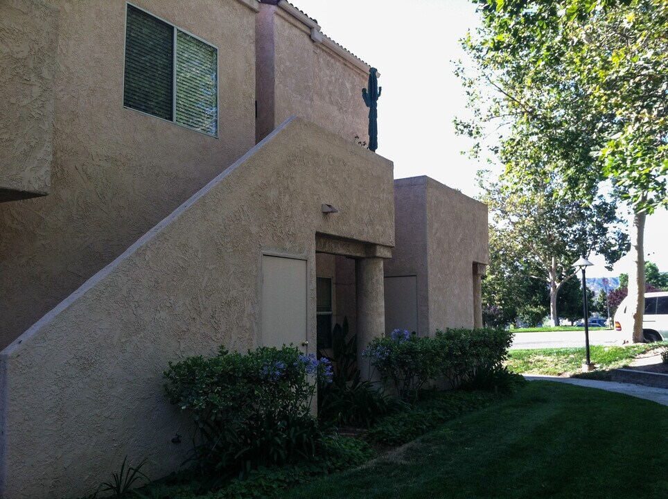 24401 Valle Del Oro in Santa Clarita, CA - Building Photo