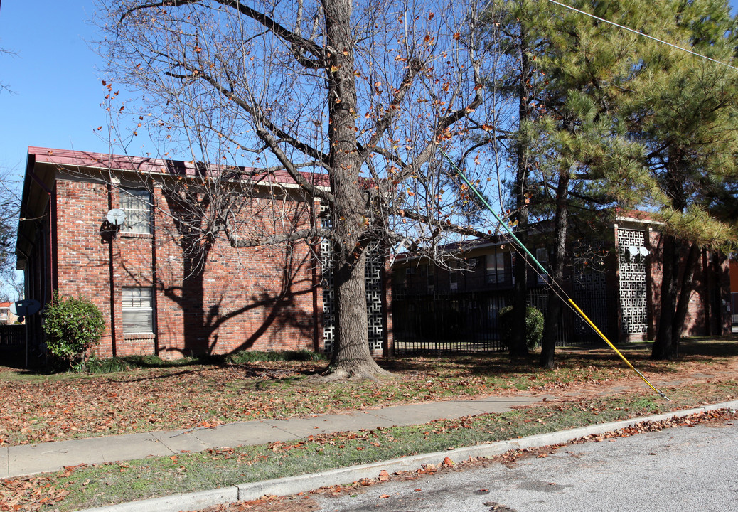 Peach Apartments in Memphis, TN - Building Photo