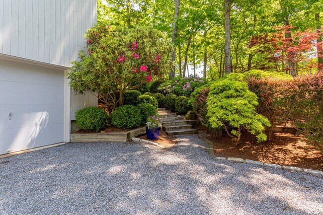 118 Sycamore Dr in East Hampton, NY - Building Photo - Building Photo