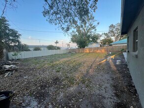 2033 Jo An Dr in Sarasota, FL - Building Photo - Building Photo