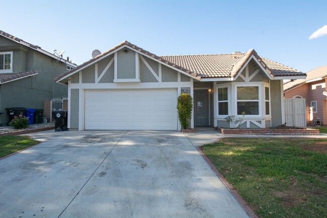 12032 Weeping Willow Ln in Fontana, CA - Building Photo - Building Photo