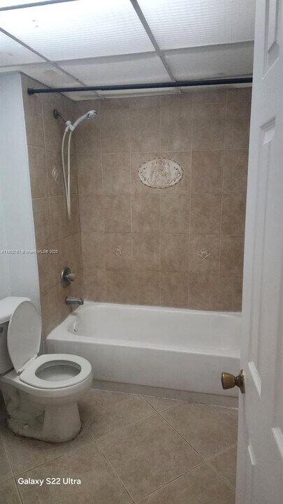 8060 N Colony Cir in Tamarac, FL - Building Photo