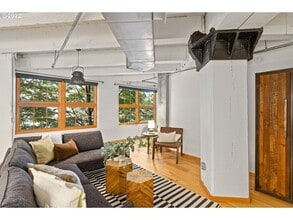 1420 NW Lovejoy St in Portland, OR - Foto de edificio - Building Photo