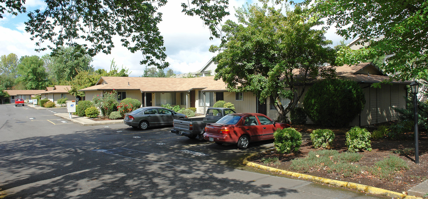 Lancaster Court Apartments in Salem, OR - Building Photo