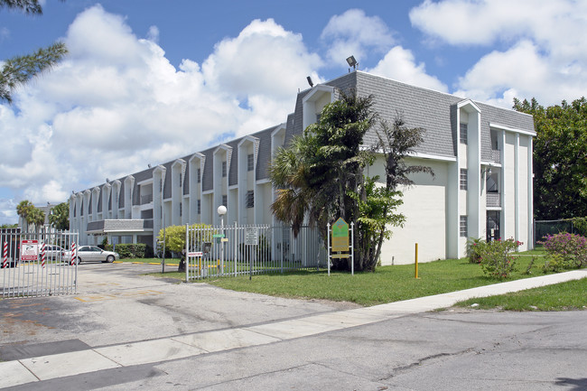 Palmetto Golf Club Apartments in Miami, FL - Foto de edificio - Building Photo