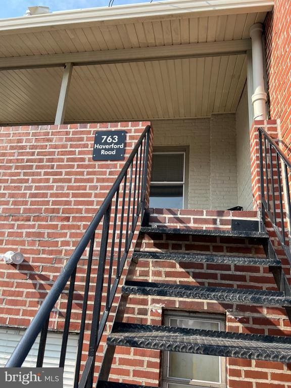property at 762 W Railroad Ave