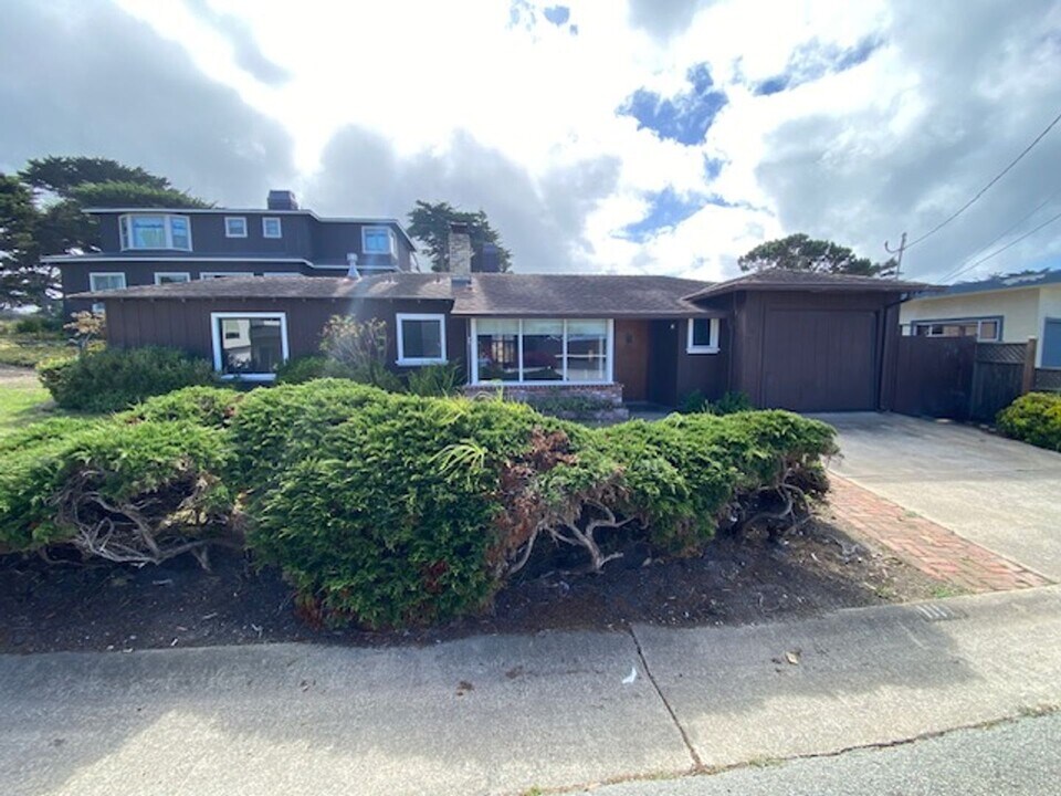 1111 Shell Ave in Pacific Grove, CA - Building Photo