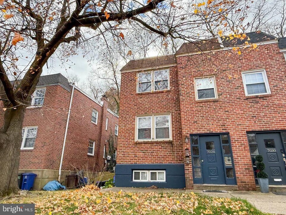 7028 Valley Ave in Philadelphia, PA - Building Photo