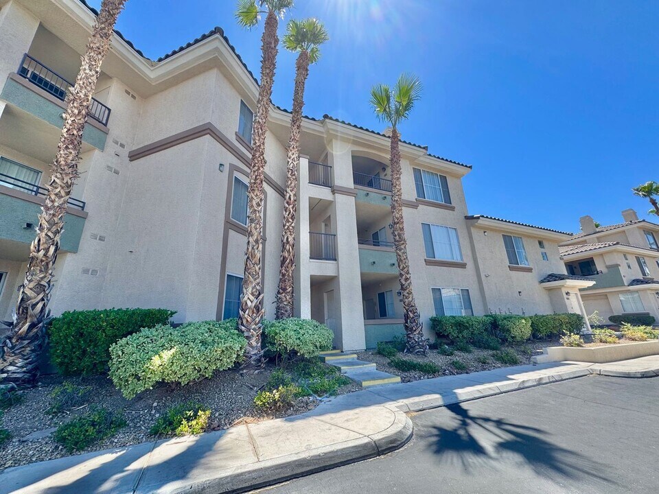 7159 S Durango Dr in Las Vegas, NV - Building Photo