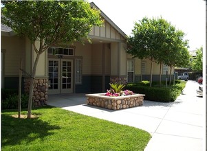 Sycamore Pointe Apartments in Woodland, CA - Building Photo - Building Photo