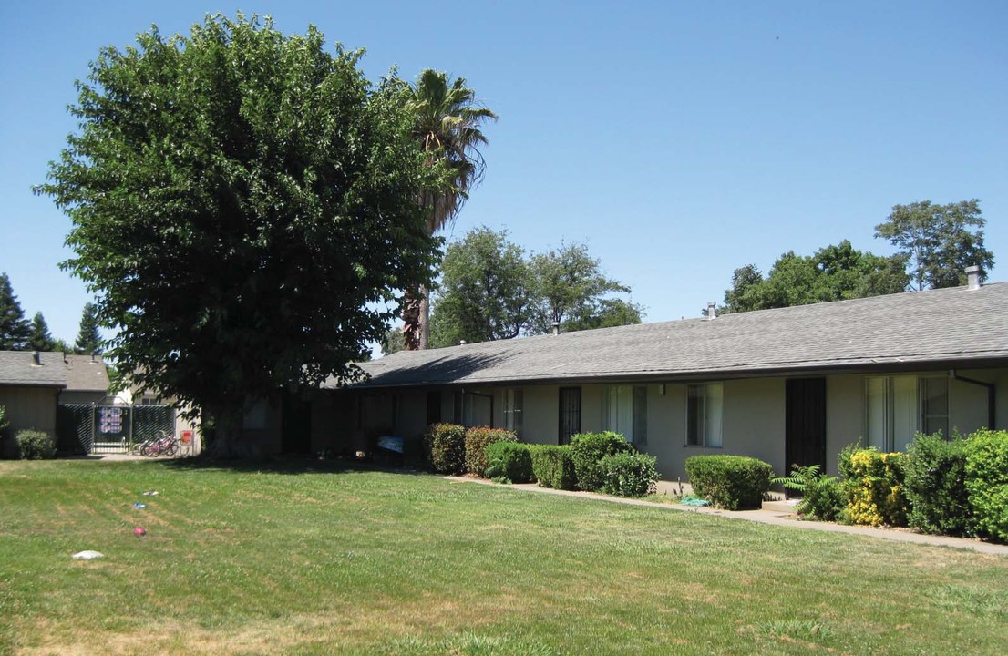 Woodside Gardens in Chico, CA - Building Photo