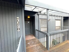 7270 Cloister Dr in Sarasota, FL - Building Photo