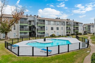 Parkway And Parkgreen On Bellaire in Houston, TX - Building Photo