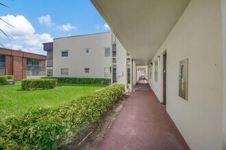 443 Burgundy N in Delray Beach, FL - Building Photo - Building Photo