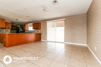 6136 W Clarendon Ave, Unit 201 in Phoenix, AZ - Foto de edificio - Building Photo