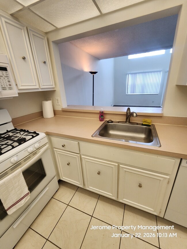 18111 NW 68th Ave in Hialeah, FL - Building Photo - Building Photo