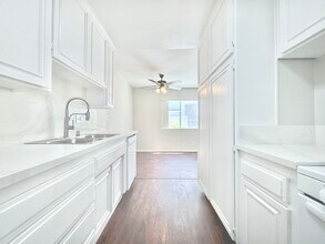 14455 Dickens St in Sherman Oaks, CA - Building Photo - Building Photo