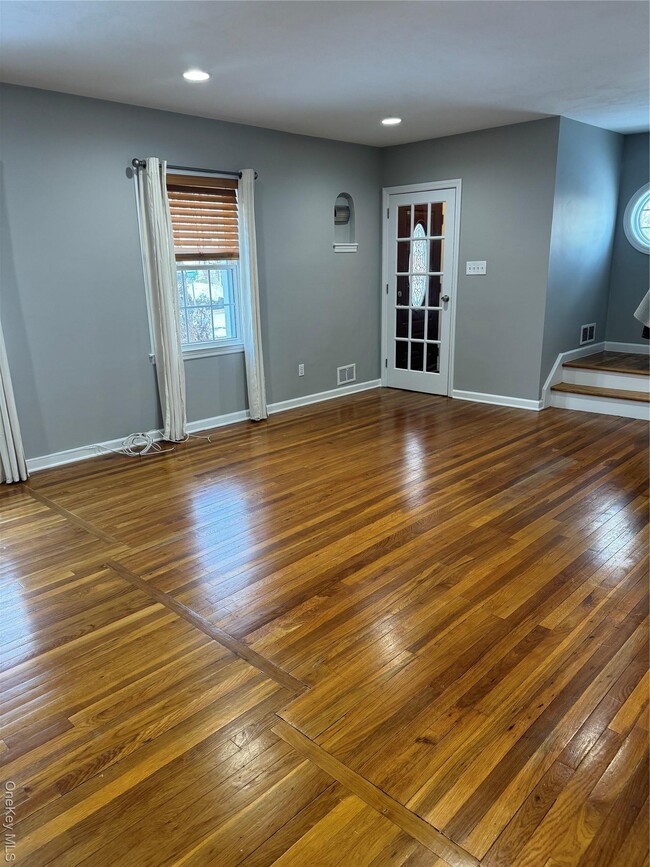 31 Flower Rd in Valley Stream, NY - Building Photo - Building Photo