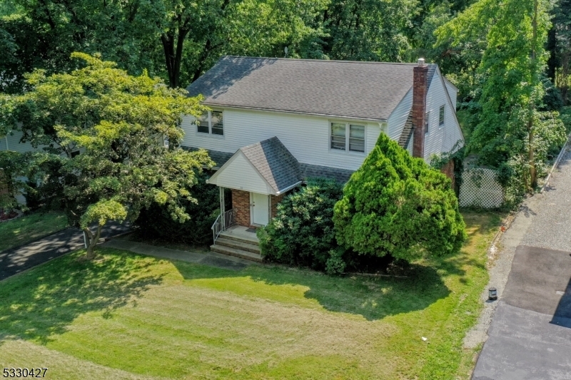 66 E Century Rd in Paramus, NJ - Building Photo