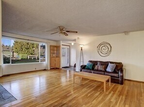 17311 NE 19th Pl in Bellevue, WA - Building Photo - Building Photo