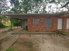 2619 Mission Rd in Tallahassee, FL - Building Photo