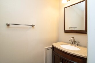 1205 Headley Ct, Unit 1 in Fairmont, WV - Foto de edificio - Building Photo