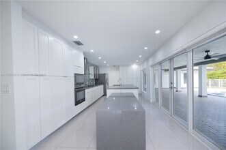 6695 SW 96th St in Miami, FL - Building Photo - Building Photo