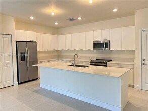 8224 NW 43rd St in Doral, FL - Building Photo - Building Photo