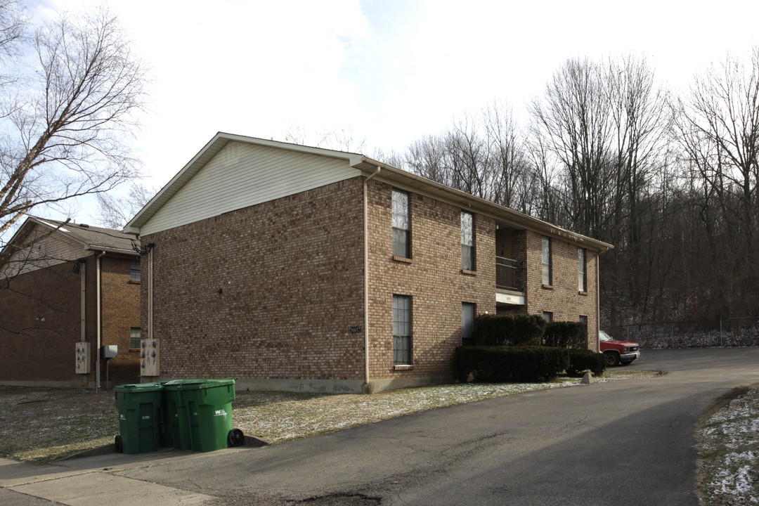 8601 Standing Oak Dr in Louisville, KY - Building Photo