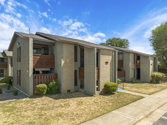 The Lennox in Bedford, TX - Building Photo - Building Photo