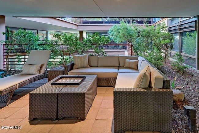 7117 E Rancho Vista Dr in Scottsdale, AZ - Foto de edificio - Building Photo