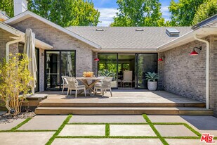 521 Loring Ave in Los Angeles, CA - Building Photo