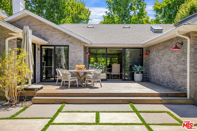 521 Loring Ave in Los Angeles, CA - Building Photo - Building Photo