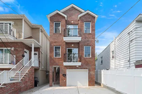 76 E 29th St, Unit Apart 1 in Bayonne, NJ - Foto de edificio