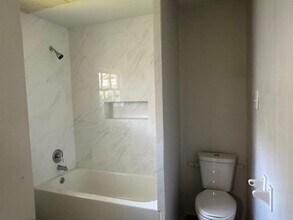 1010 N Valderas St in Angleton, TX - Building Photo - Building Photo