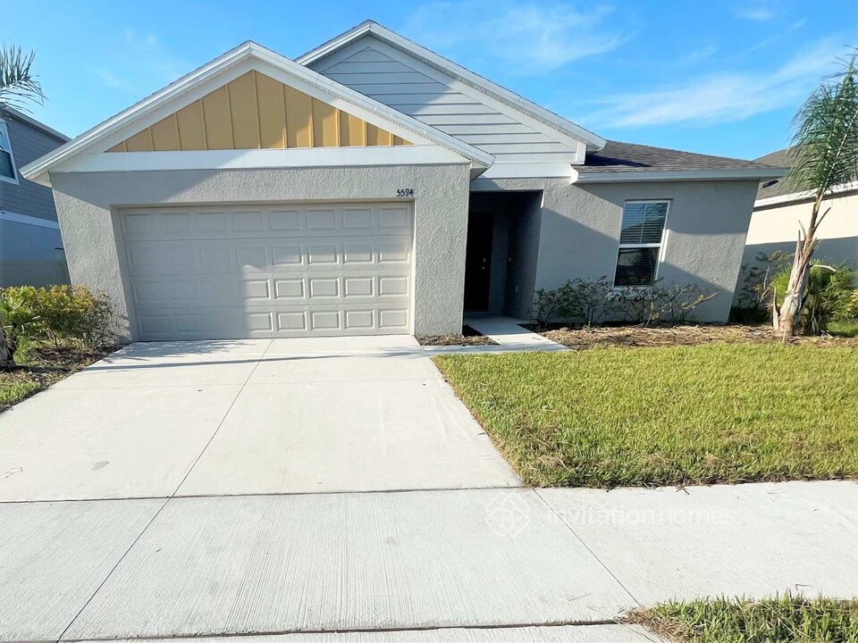 5594 Arlington River Dr. in Lakeland, FL - Foto de edificio