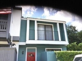 1911 Clipper Ct in Willis, TX - Building Photo