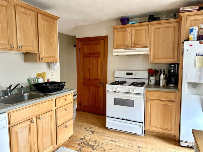 57 Pleasant St, Unit 1 in Wakefield, MA - Building Photo - Building Photo