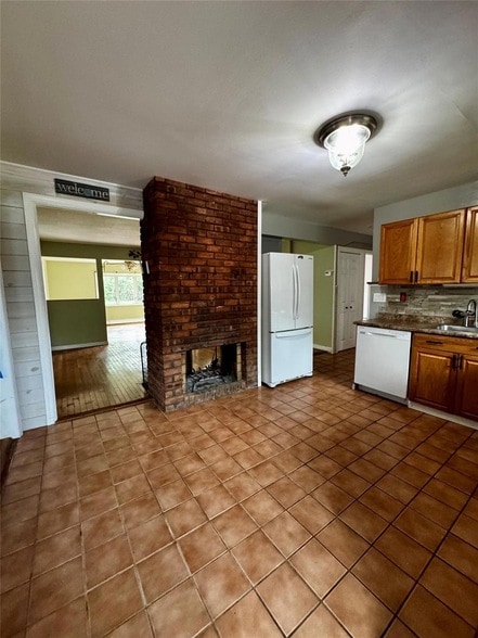 94 Hardy Ln in Westbury, NY - Building Photo - Building Photo
