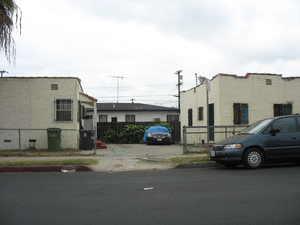 307 E 56th St in Los Angeles, CA - Building Photo