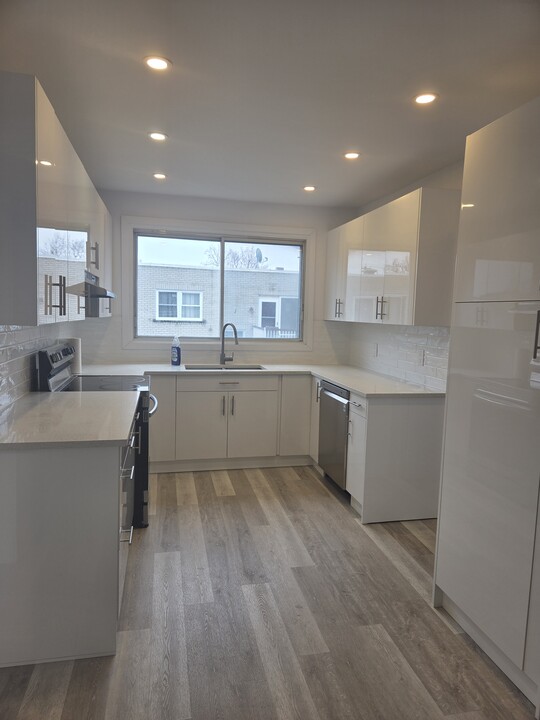 5706 Lockwood Av in Cote-St-Luc, QC - Building Photo