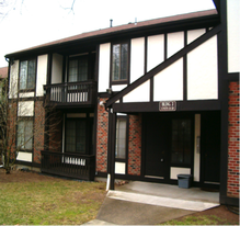 Lake Whitney Glen in Hamden, CT - Building Photo