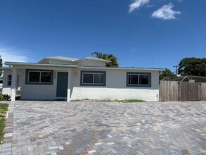 5580 Honeysuckle Dr in West Palm Beach, FL - Building Photo - Building Photo