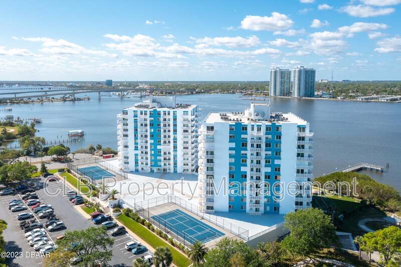 935 N Halifax Ave in Daytona Beach, FL - Building Photo